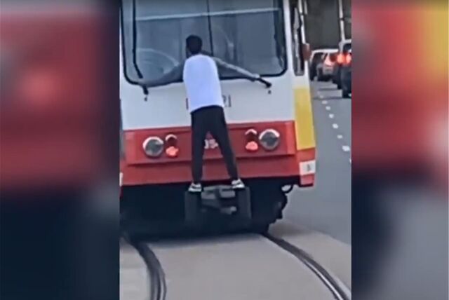 Eine Bahn der Linie U41 steht an einer Haltestelle.