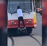 Eine Bahn der Linie U41 steht an einer Haltestelle.