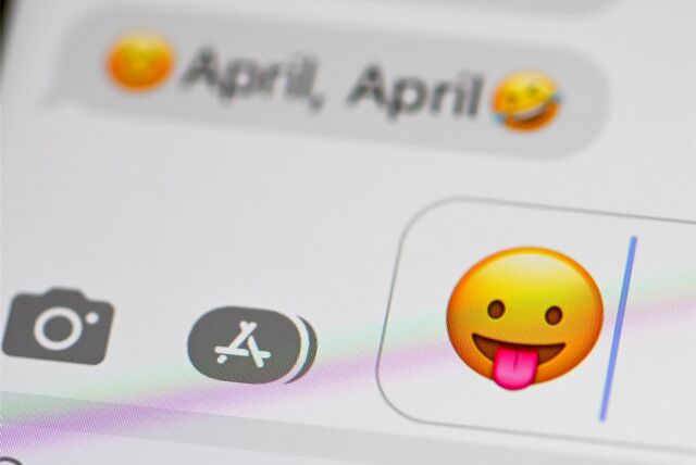 Eine WhatsApp Chatverlauf, in dem Emojis abgebildet sind und „April, April“ versendet wurde.