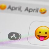 Eine WhatsApp Chatverlauf, in dem Emojis abgebildet sind und „April, April“ versendet wurde.