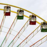 Ein Riesenrad dreht sich auf einer Kirmes.