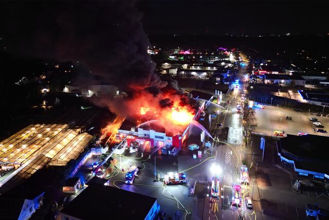 Zu sehen ist ein Luftbild vom Brand im Hagebaumarkt am Westring in Castrop-Rauxel.