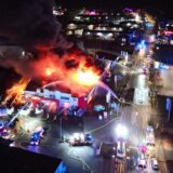 Zu sehen ist ein Luftbild vom Brand im Hagebaumarkt am Westring in Castrop-Rauxel.