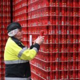 Ralf Schmalenbeck inspiziert Coca-Cola-Dosen, die am Standort in Dorsten abgefüllt werden.