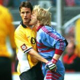 Oliver Kahn knabbert Heiko Herrlich am Hals.