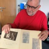 Harald Heuser aus Schermbeck mit dem Fotoalbum seiner Großeltern