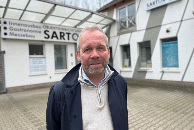 Immobilienmakler Jens Blume führt über das Sartor-Gelände an der Karlstraße.