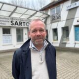 Immobilienmakler Jens Blume führt über das Sartor-Gelände an der Karlstraße.