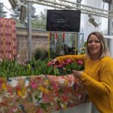 Maike Philipp steht an ihrem Indoor-Tulpenfeld bei Floristik Tausch in Recklinghausen.