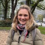 Maximiliane Bonauer lächelt in die Kamera. Im Hintergrund ist die Leerstelle, an der das Piratenschiff stand.