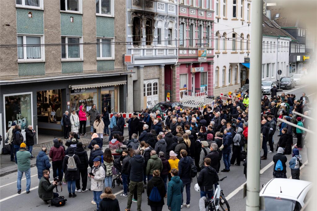 Trauerkundgebung für die Opfer des tödlichen Brandes und deren Angehörige. 