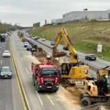 Auf Höhe Holzwickede wird Ende März 2024 auf der B1 der Untergrund für die Verlegung von Kanalrohren vorbereitet.