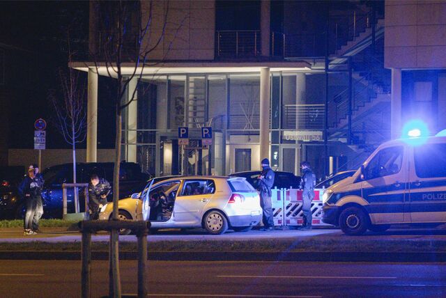 Polizisten kontrollieren am Dortmunder Wall ein Fahrzeug.