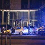 Polizisten kontrollieren am Dortmunder Wall ein Fahrzeug.