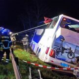 Feuerwehrleute richten den auf der A44 umgekippten Bus mit Gurten wieder auf.