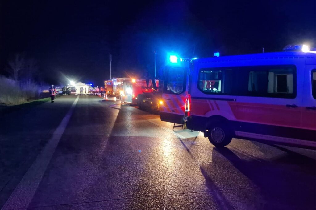 An der Unfallstelle werden die Verletzten versorgt.