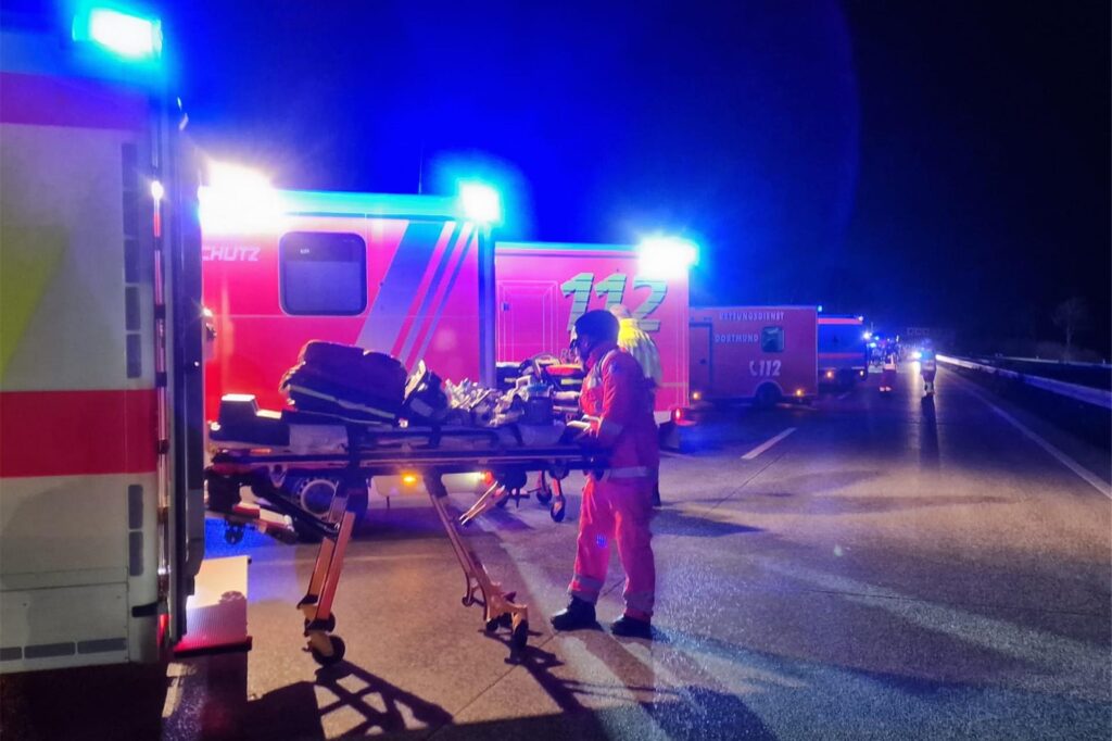 An der Unfallstelle werden die Verletzten versorgt. 