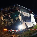 Ein Bus ist von der Autobahn A44 abgekommen. Mit Seilen und Gurten wurde er wieder aufgerichtet. Im Vordergrund ist Flatterband zu sehen.