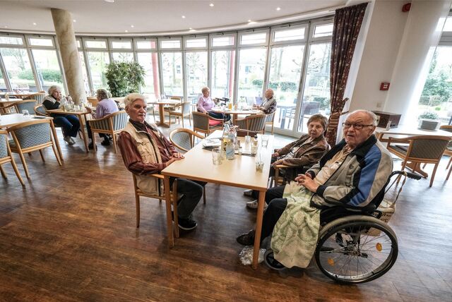 Seniorinnen und Senioren sitzen beim Mittagessen in der Residenz am Festspielhaus in Recklinghausen.