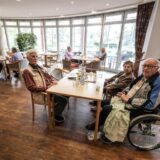 Seniorinnen und Senioren sitzen beim Mittagessen in der Residenz am Festspielhaus in Recklinghausen.