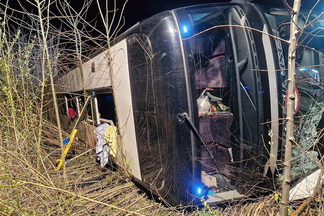Ein umgestürzter Bus liegt auf dem Seitenstreifen der A44.