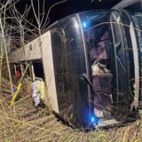 Ein umgestürzter Bus liegt auf dem Seitenstreifen der A44.