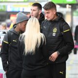 Alexander Meyer im Gespräch mit Youssoufa Moukoko.