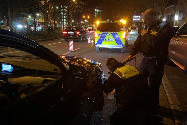 Polizisten überprüfen ein Auto am Dortmunder Wall.