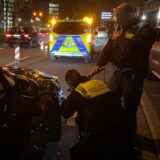 Polizisten überprüfen ein Auto am Dortmunder Wall.