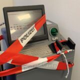 In der Targobank am Castroper Marktplatz sind zwei Automaten für Kontoauszüge und Überweisungsformulare mit Flatterband noch immer abgesperrt.