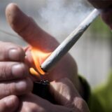 Ein Mann raucht einen Joint.