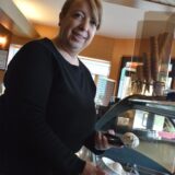 Patricia Cardeira Gomes vor dem geschlossenen Eiscafé