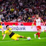 Mats Hummels grätscht zum Ball.