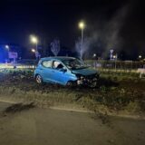 Auto steht nach einem Unfall im Schlaufenkreisel-Beet an der Hohenzollernstraße in Recklinghausen
