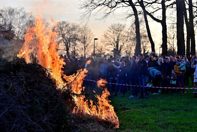 Eine Menschenmenge steht an einem Osterfeuer in Recklinghausen.