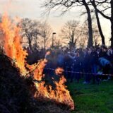 Eine Menschenmenge steht an einem Osterfeuer in Recklinghausen.