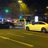 Zwei Polizeibullis an einer Wall-Kreuzung. Dahinter ein schwarzes Auto, das gerade abdreht, ein weißes, das noch steht.
