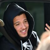 Jadon Sancho macht ein Foto mit einem Fan.
