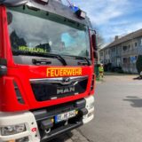Ein Einsatzfahrzeug der Hertener Feuerwehr steht vor einem Wohnhaus am Danziger Ring.