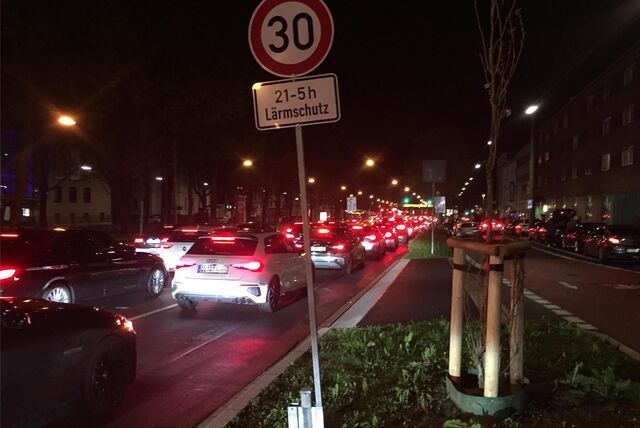 Auf dem Dortmunder Wall staut sich der Verkehr in der Nacht massiv.