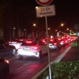 Auf dem Dortmunder Wall staut sich der Verkehr in der Nacht massiv.