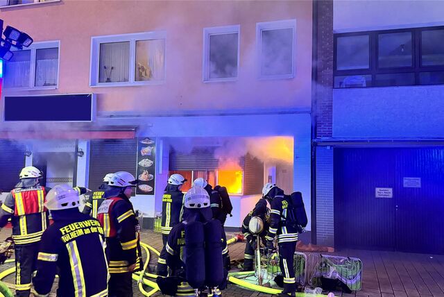 Feuerwehrleute löschen Band
