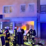 Feuerwehrleute löschen Band