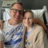 Heiko Kautz mit seiner Tochter Lena im Krankenhaus. Die junge Frau musste viele Behandlungen durchlaufen, konnte den Krebs aber kein zweites Mal besiegen.