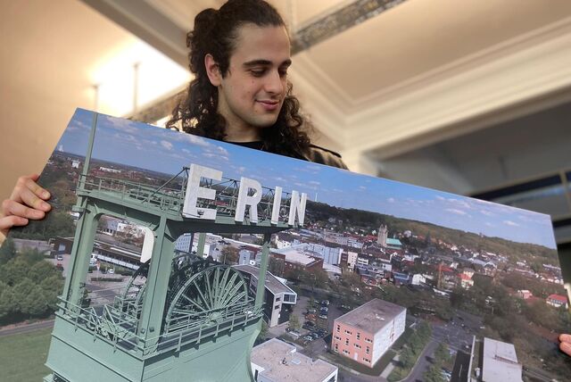 Koray Tokmak hält ein Bild mit dem Erin-Turm in Castrop-Rauxel-