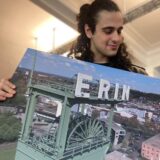 Koray Tokmak hält ein Bild mit dem Erin-Turm in Castrop-Rauxel-