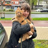 Ostwall-Anwohnerin Cora Schneider steht mit ihrem Kater Fred auf dem Arm am Ostwall.