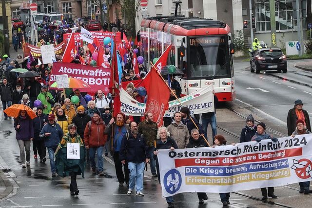 Demo mit mehreren Hundert Personen auf einer Straße in Dortmund.