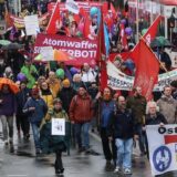 Demo mit mehreren Hundert Personen auf einer Straße in Dortmund.