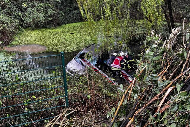 Ein Auto ist nach einem Unfall in einem Tümpel in Dortmund-Holzen gelandet.